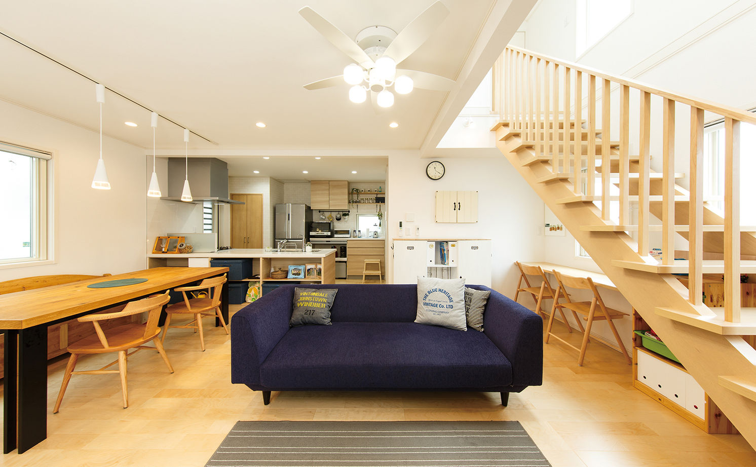 木下工務店 吹き抜けから家中に広がるやわらかな光。いきいきとした家族の気配を身近に感じながら暮らす家の建築実例画像1