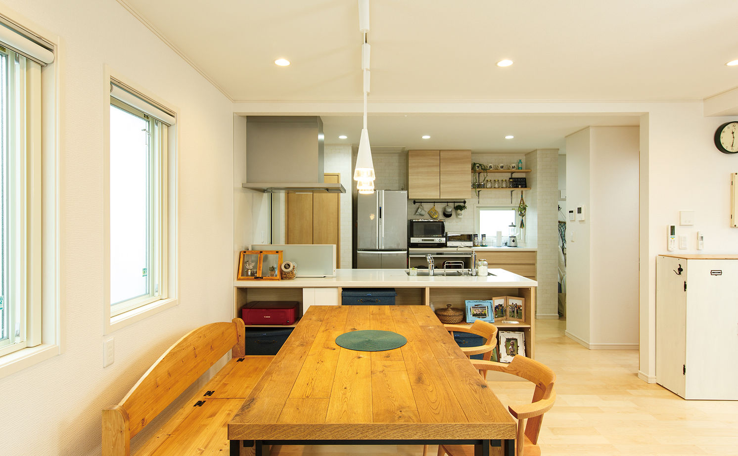 木下工務店 吹き抜けから家中に広がるやわらかな光。いきいきとした家族の気配を身近に感じながら暮らす家の建築実例画像2