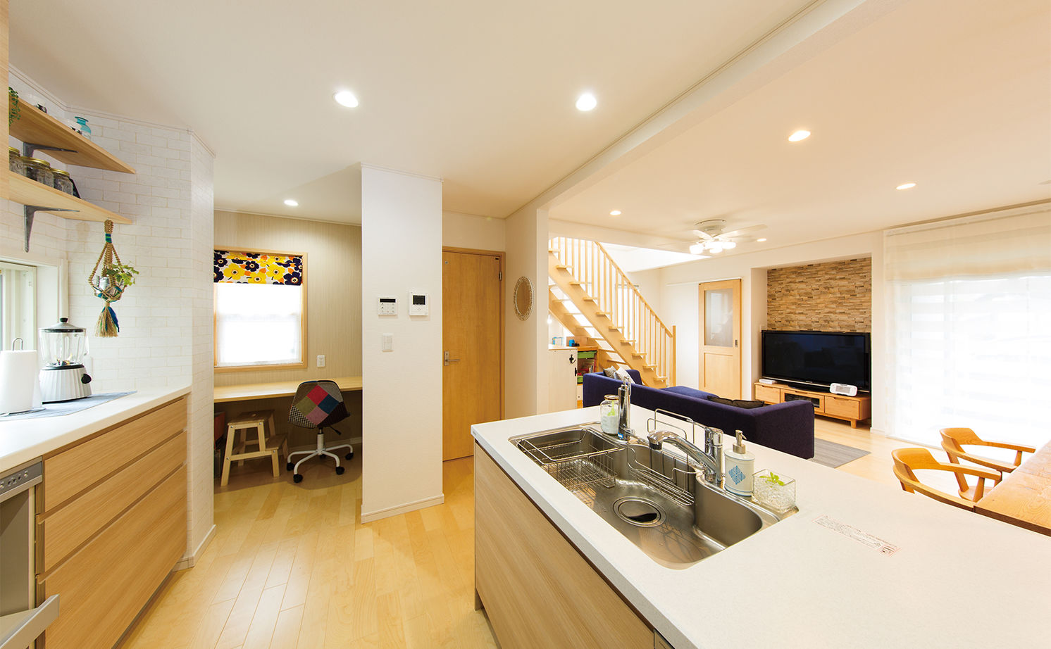 木下工務店 吹き抜けから家中に広がるやわらかな光。いきいきとした家族の気配を身近に感じながら暮らす家の建築実例画像3