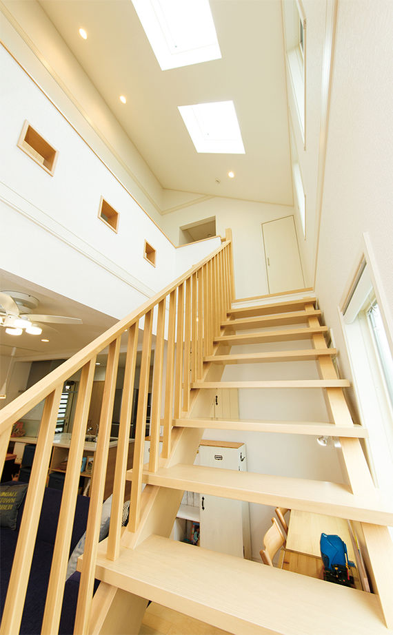 木下工務店 吹き抜けから家中に広がるやわらかな光。いきいきとした家族の気配を身近に感じながら暮らす家の建築実例画像5