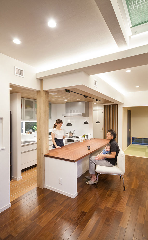 木下工務店 カフェの雰囲気と抜群の使いやすさ。大きなカウンターテーブルが住まいの中心の建築実例画像