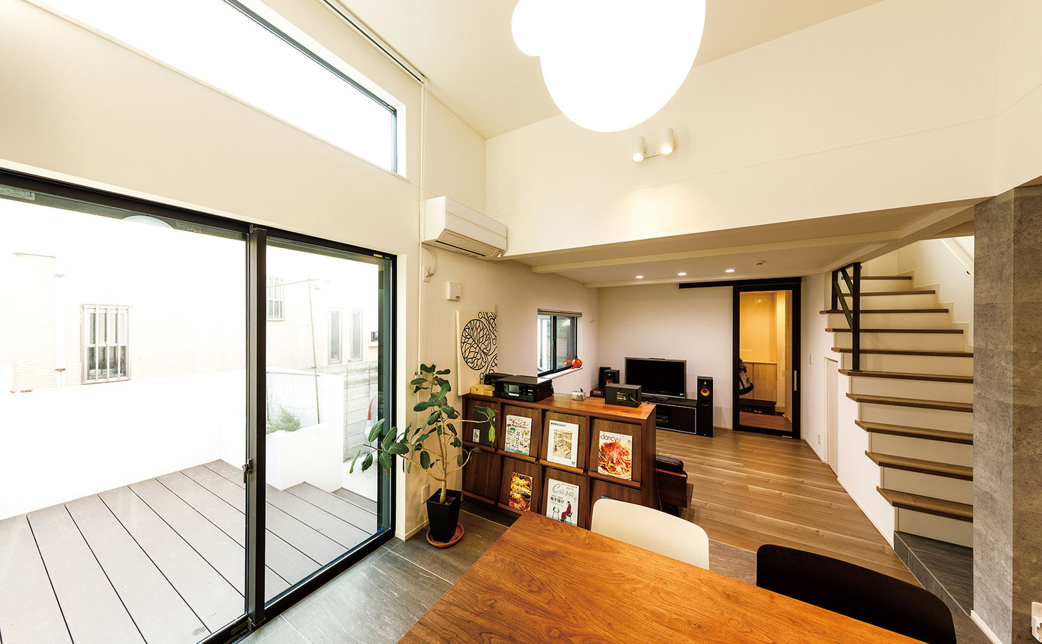 木下工務店 【3100万円/33坪/東京/アイランドキッチン】吹き抜けで明るくのびやかな空間 屋上や床下大収納のある住まいの建築実例画像2