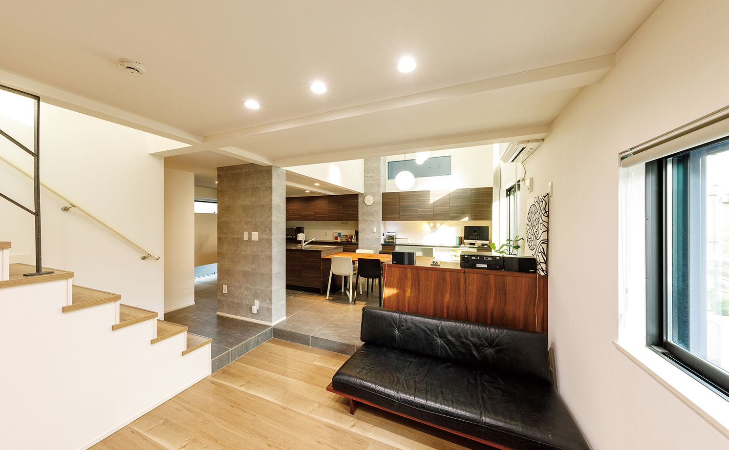 木下工務店 【3100万円/33坪/東京/アイランドキッチン】吹き抜けで明るくのびやかな空間 屋上や床下大収納のある住まいの建築実例画像3