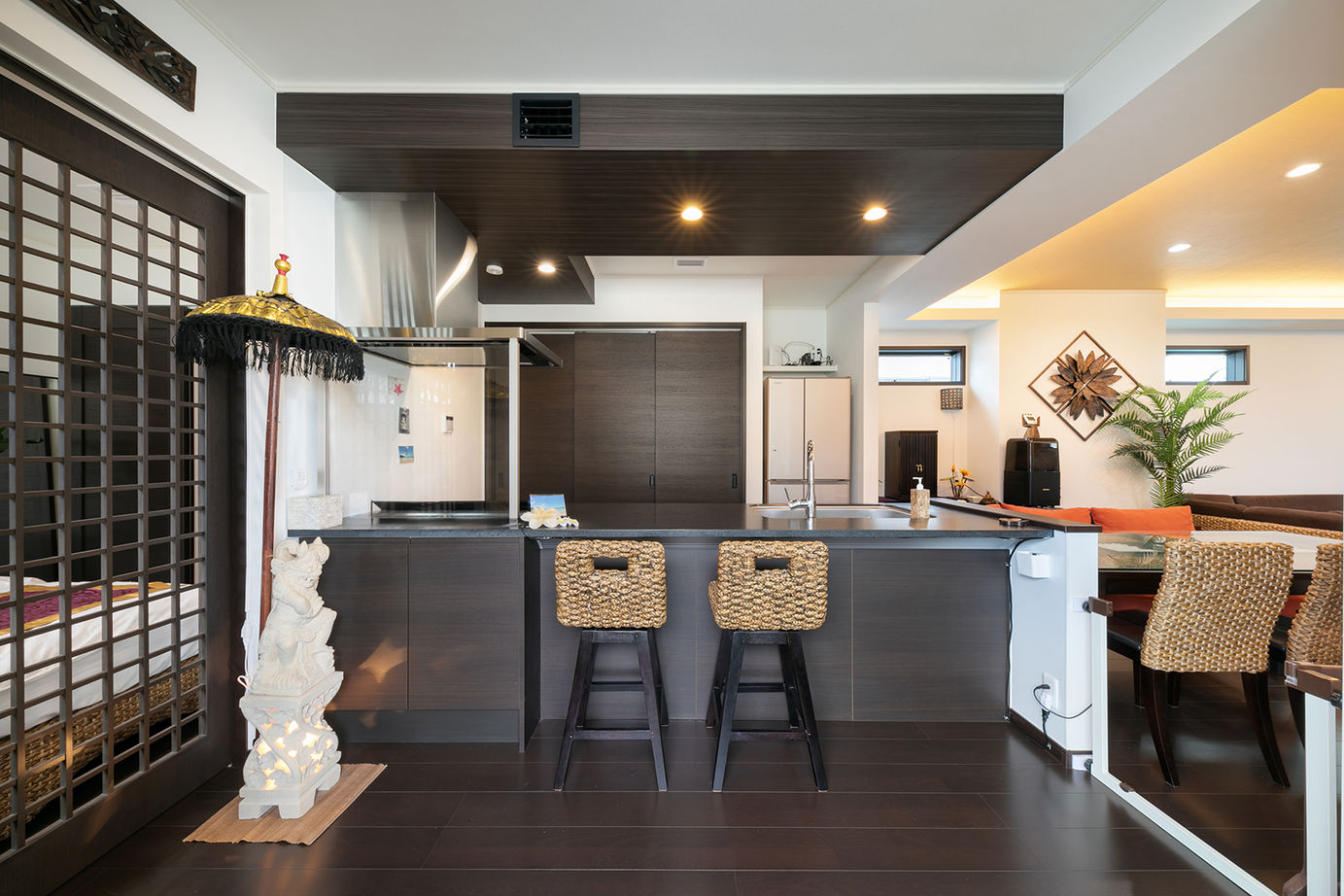 木下工務店 【ビルトインガレージ／アジアンテイスト／間取図有】家族の気配にやすらぐバリ風リゾートの住まいの建築実例画像4