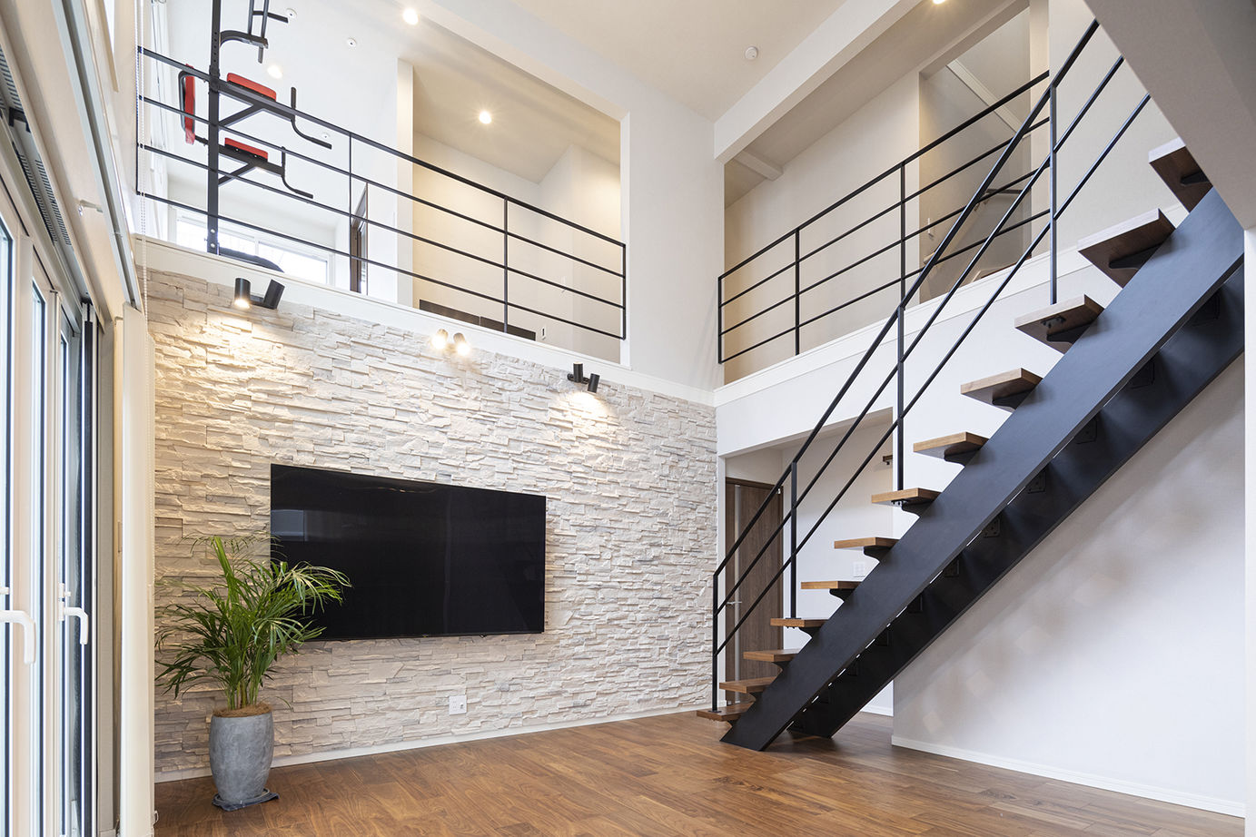 木下工務店 【吹抜／屋上／サンルーム／旗竿地／間取図有】ホテルを想わせる明るい大空間。開放感が生む家族のつながりの建築実例画像1