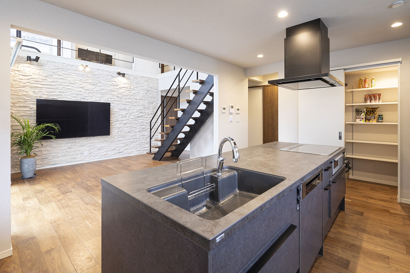 木下工務店 【吹抜／屋上／サンルーム／旗竿地／間取図有】ホテルを想わせる明るい大空間。開放感が生む家族のつながりの建築実例画像6