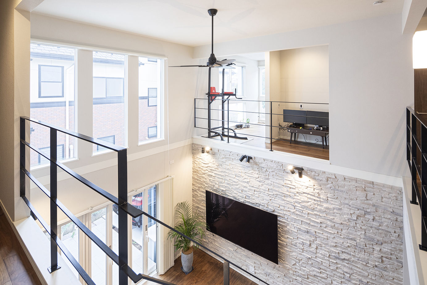 木下工務店 【吹抜／屋上／サンルーム／旗竿地／間取図有】ホテルを想わせる明るい大空間。開放感が生む家族のつながりの建築実例画像8