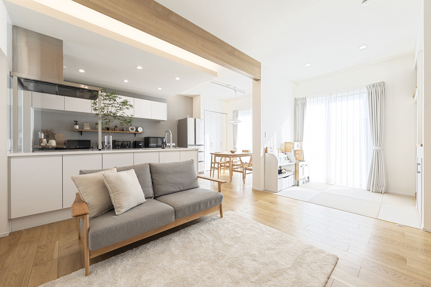 木下工務店 【2900万円台／店舗併用／収納充実／間取図】暖かい光に満ちた住居とサロン。大きなバルコニーが迎える家の建築実例画像