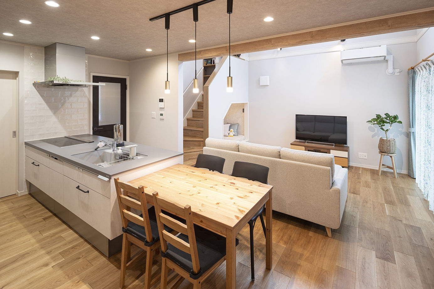 木下工務店 【2100万円台／吹抜／動線／間取図有】光に包まれる大空間とヌックの心地よさが、やさしく時間を紡ぐ家の建築実例画像6