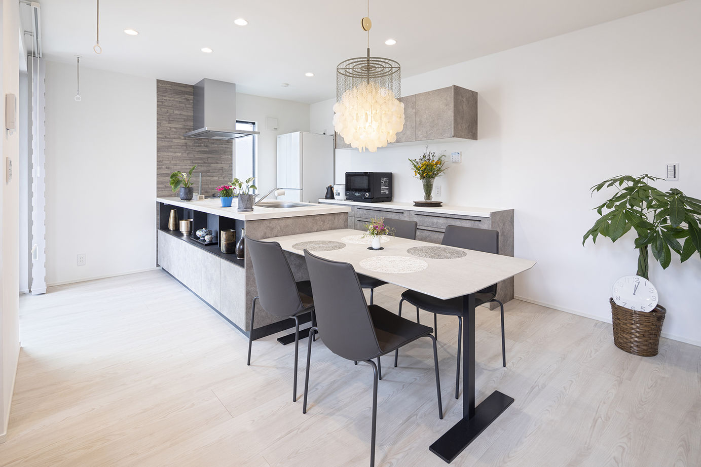 木下工務店 【3200万円／狭小／3階建て／吹抜／間取図有】限られた敷地でもゆとりの佇まい。明るさと開放感の室内の建築実例画像4