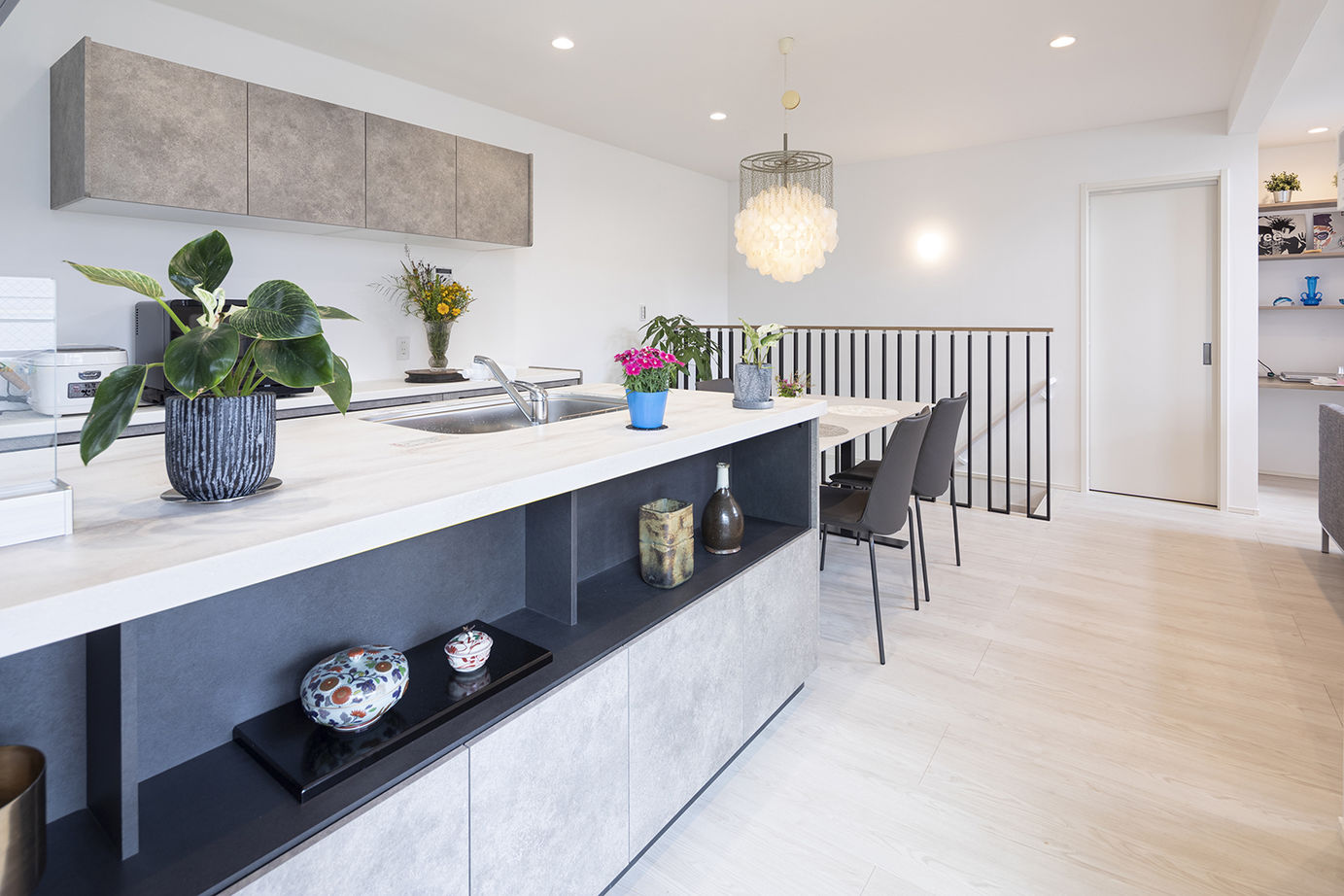 木下工務店 【3200万円／狭小／3階建て／吹抜／間取図有】限られた敷地でもゆとりの佇まい。明るさと開放感の室内の建築実例画像5