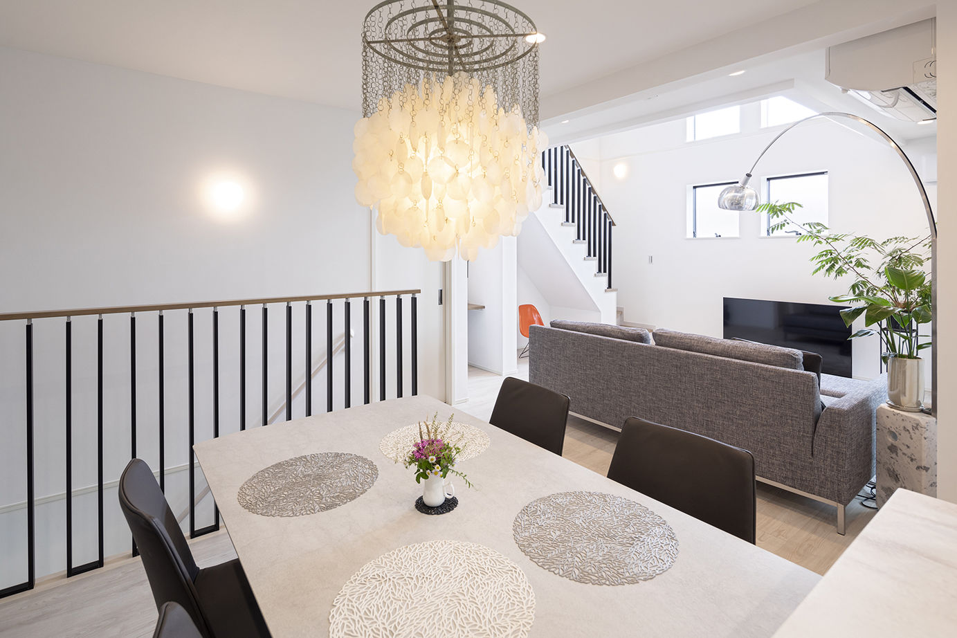 木下工務店 【3200万円／狭小／3階建て／吹抜／間取図有】限られた敷地でもゆとりの佇まい。明るさと開放感の室内の建築実例画像6