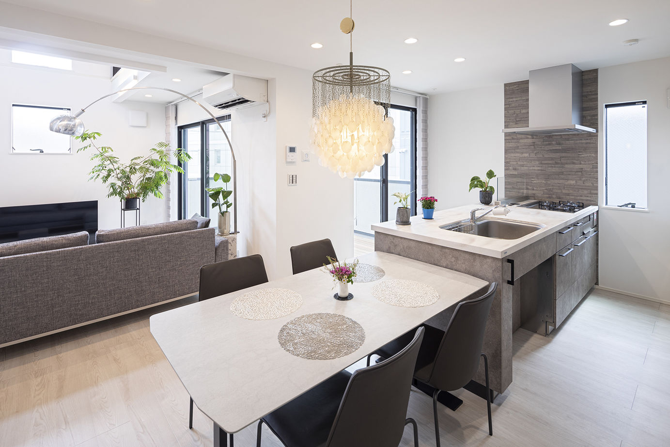 木下工務店 【3200万円／狭小／3階建て／吹抜／間取図有】限られた敷地でもゆとりの佇まい。明るさと開放感の室内の建築実例画像9