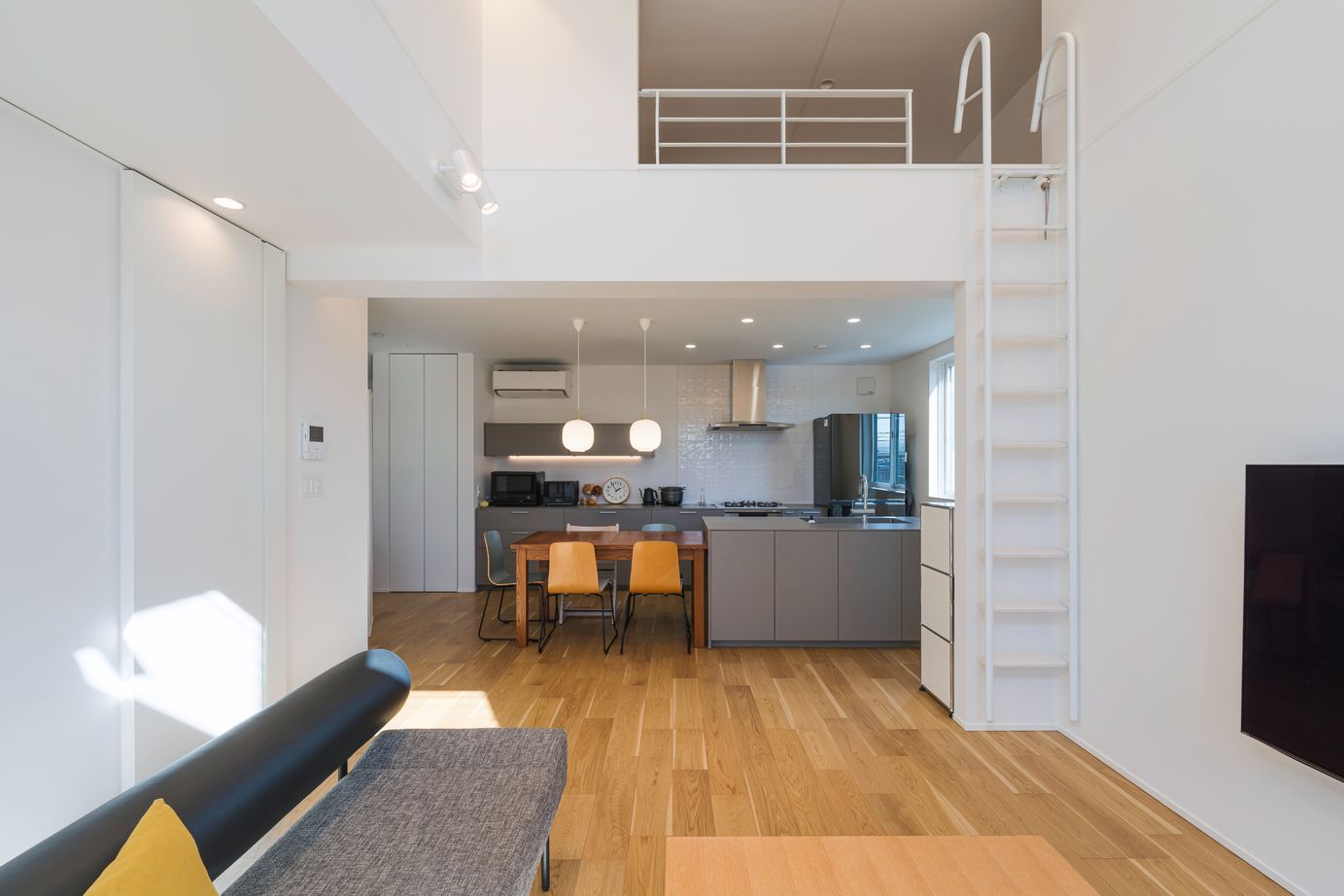 木下工務店 【2階建て/吹抜け】高性能とデザイン性を両立。洗練されたモダンな住まいの建築実例画像2