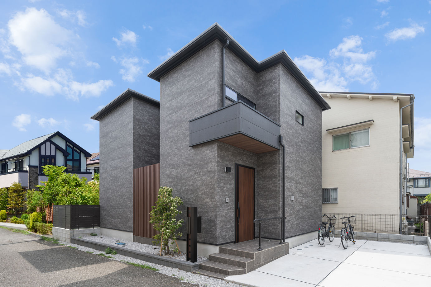 木下工務店 【2階建て/パティオ/20代】中庭から光が差し込む、シンプルモダンな住まいの建築実例画像2