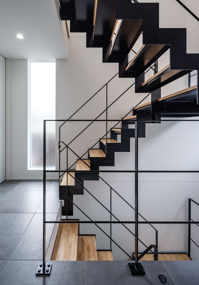 木下工務店 【3階建て/吹抜け/ビルトインガレージ/間取図有】機能と美しさを兼ね備えたモダンな住まいの建築実例画像2