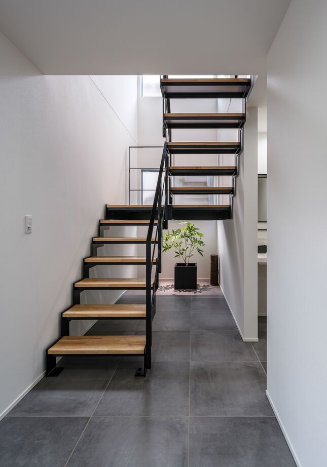 木下工務店 【3階建て/吹抜け/ビルトインガレージ/間取図有】機能と美しさを兼ね備えたモダンな住まいの建築実例画像5