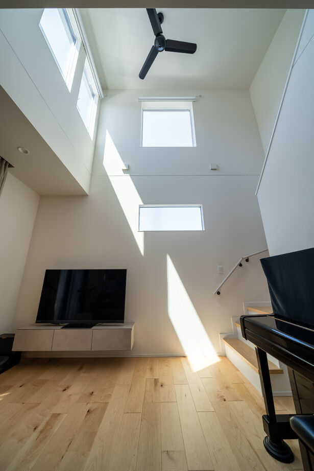 木下工務店 【2階建て/吹抜け/29坪】開放的な吹抜け空間に、四角い空を切り取る家の建築実例画像4