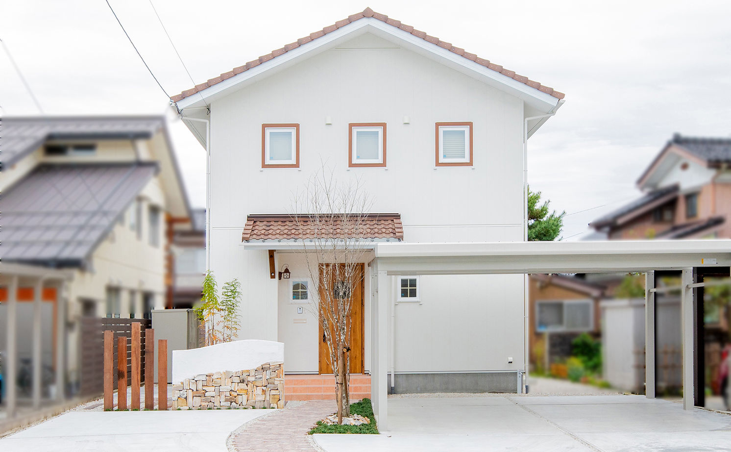 Suumo 2500 2999万円 三角屋根の白い外観 無垢材や漆喰 和紙など自然素材の住空間は 大人かわいい仕上がり 山下ホーム の建築実例詳細 注文住宅