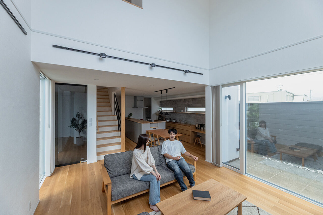 山下ホーム 【富山市/37.1坪】グレーと木が調和する、開放感と心地よさのある住まいの建築実例画像2