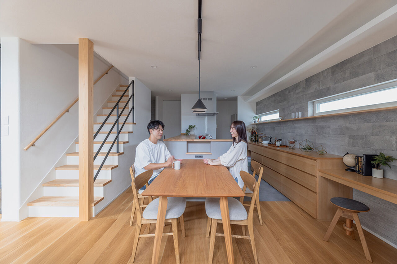 山下ホーム 【富山市/37.1坪】グレーと木が調和する、開放感と心地よさのある住まいの建築実例画像4