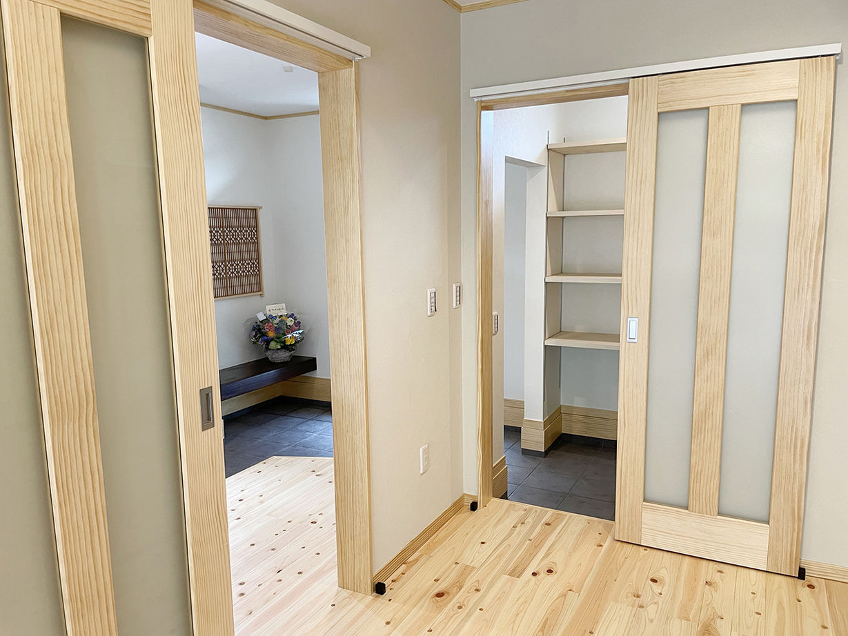 木のぬくもりアシストホーム 【3000万円台/平屋/間取り図有/国産ひのき】LDKを囲んだ回遊動線にこだわった、生活しやすい自然素材の家の建築実例画像8