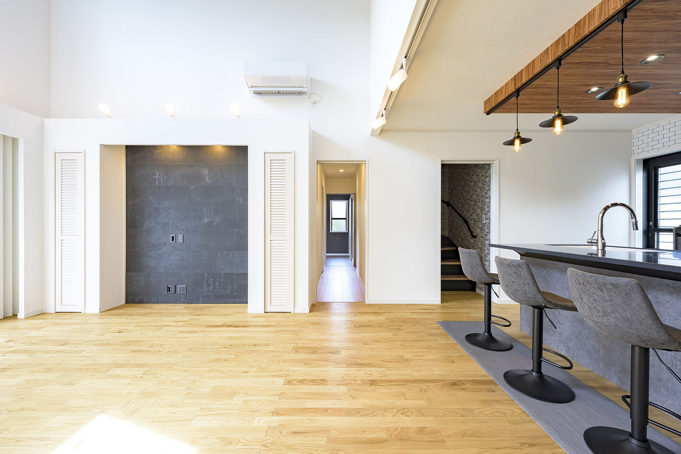 カシワ建設 開放感溢れるLDKと会話が弾むキッチンのある平屋の建築実例画像2