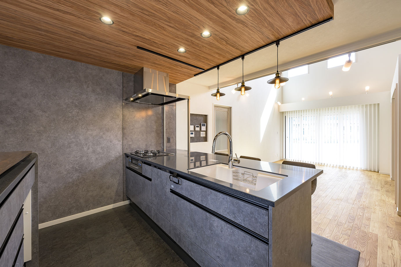 カシワ建設 開放感溢れるLDKと会話が弾むキッチンのある平屋の建築実例画像3