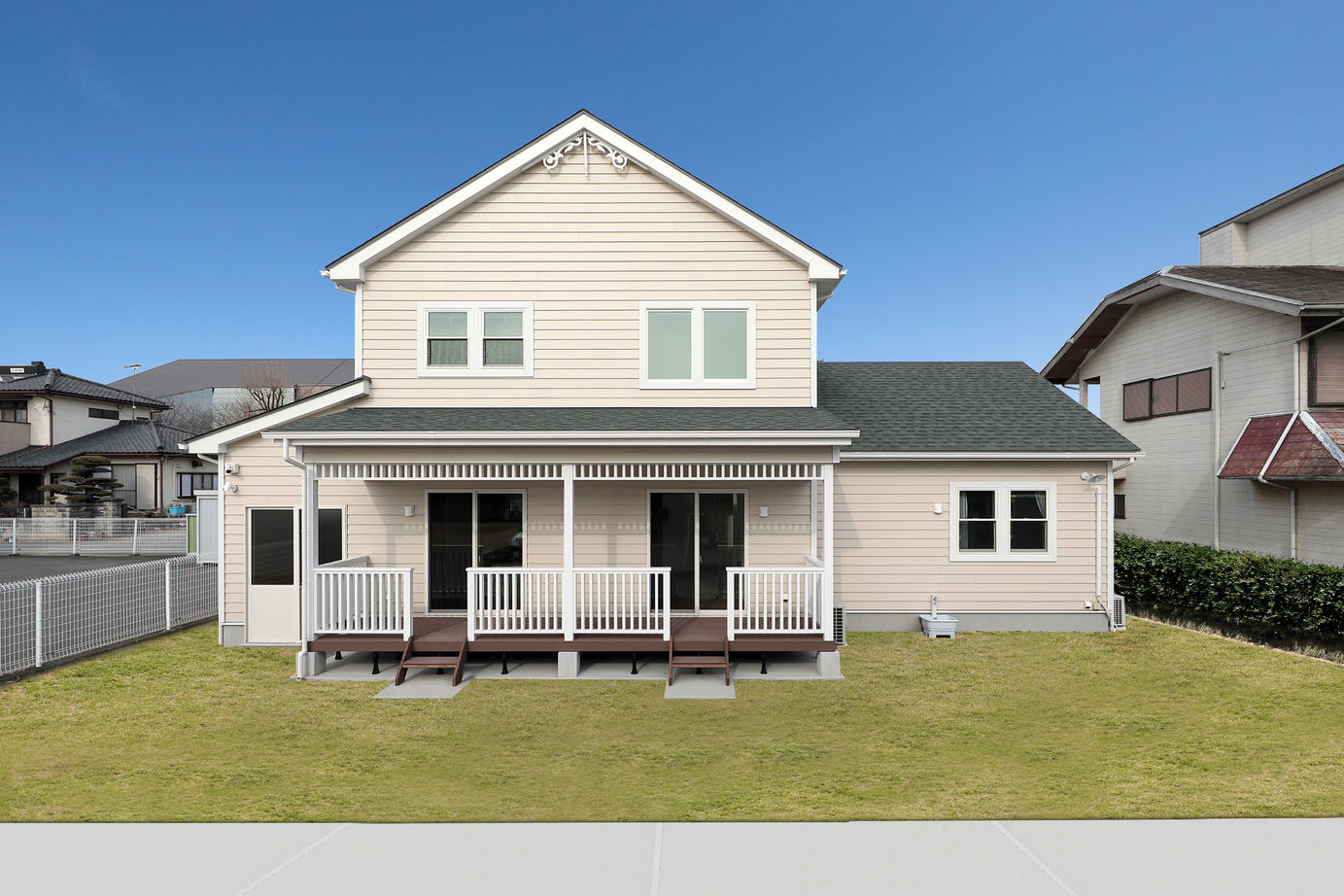 カシワ建設 【輸入住宅】白い外壁とカバードポーチのあるカリフォルニアスタイルの住まいの建築実例画像1