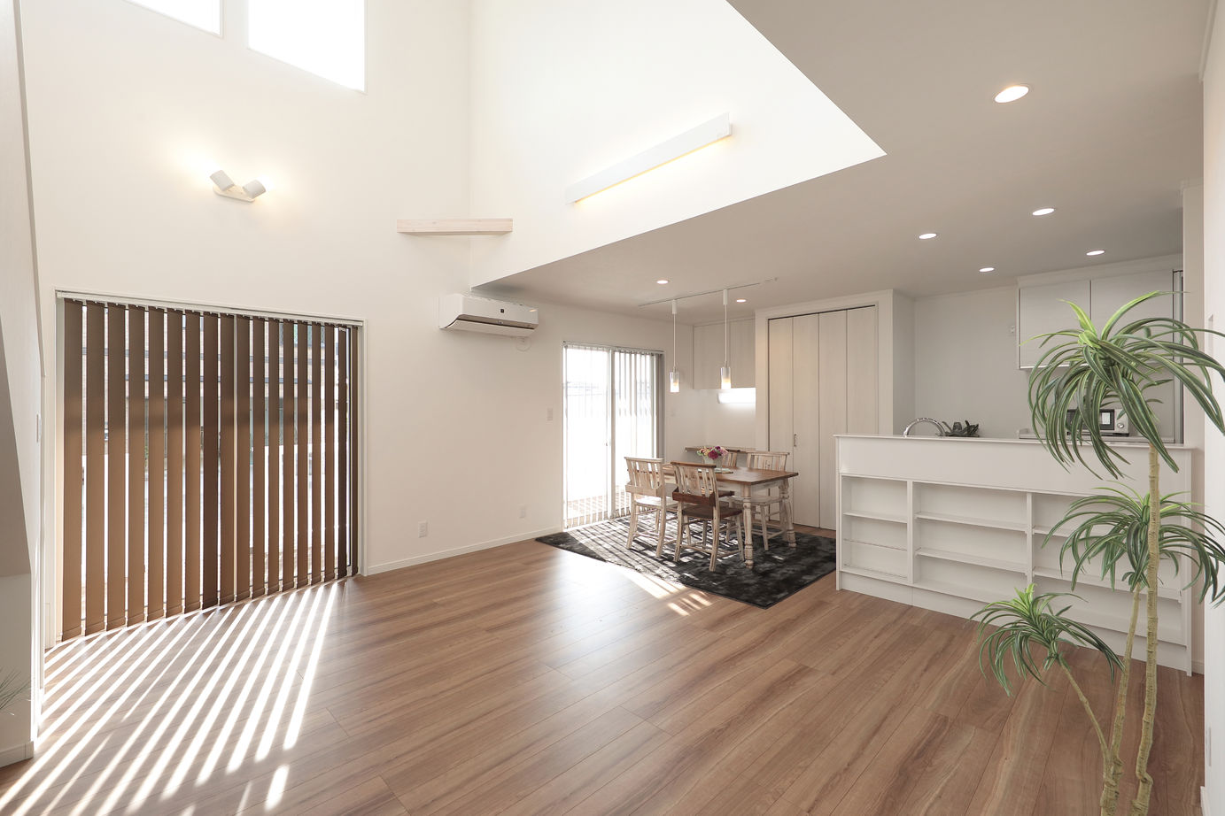 カシワ建設 【輸入住宅】白い外壁とカバードポーチのあるカリフォルニアスタイルの住まいの建築実例画像2