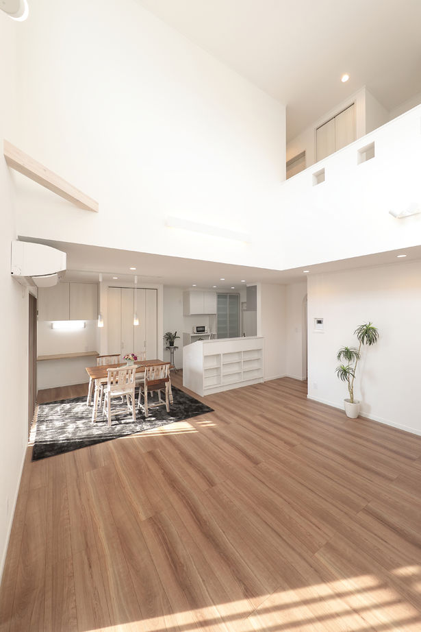 カシワ建設 【輸入住宅】白い外壁とカバードポーチのあるカリフォルニアスタイルの住まいの建築実例画像4