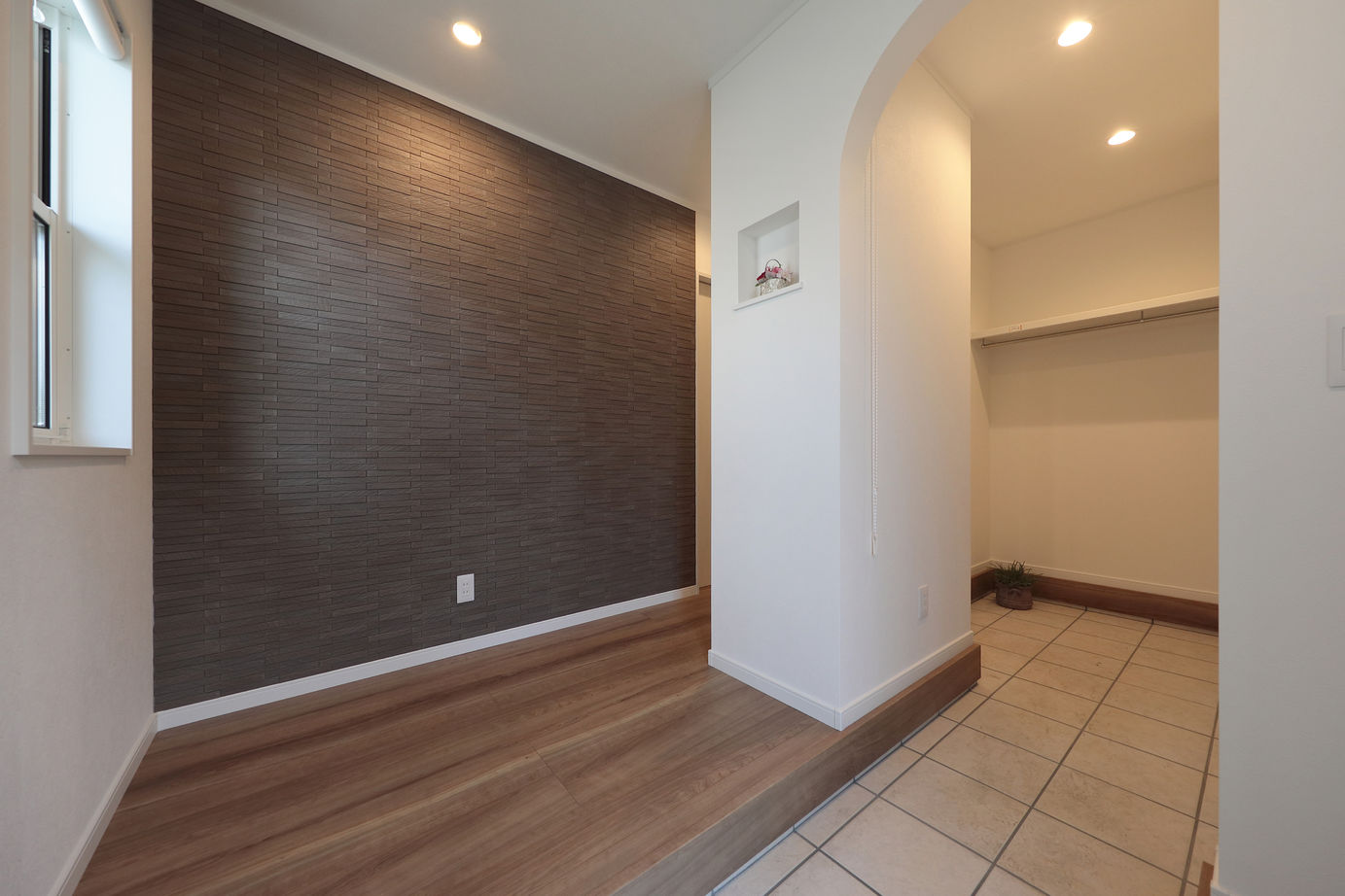 カシワ建設 【輸入住宅】白い外壁とカバードポーチのあるカリフォルニアスタイルの住まいの建築実例画像5