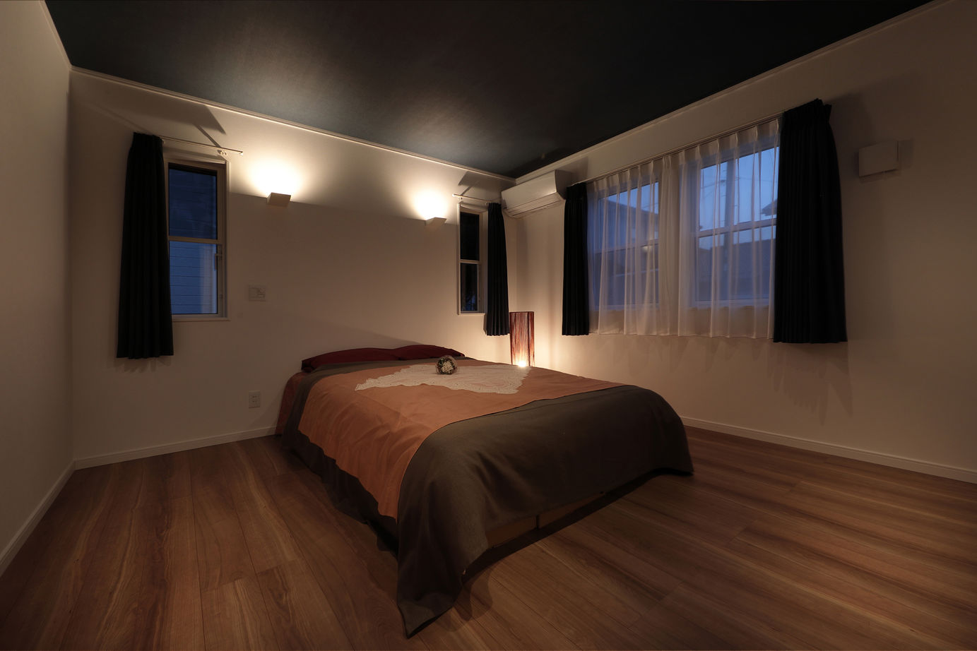 カシワ建設 【輸入住宅】白い外壁とカバードポーチのあるカリフォルニアスタイルの住まいの建築実例画像6