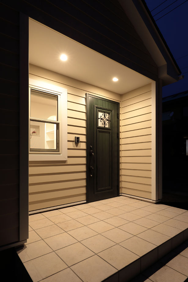 カシワ建設 【輸入住宅】白い外壁とカバードポーチのあるカリフォルニアスタイルの住まいの建築実例画像7