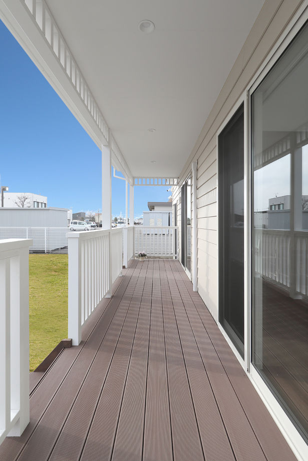 カシワ建設 【輸入住宅】白い外壁とカバードポーチのあるカリフォルニアスタイルの住まいの建築実例画像8