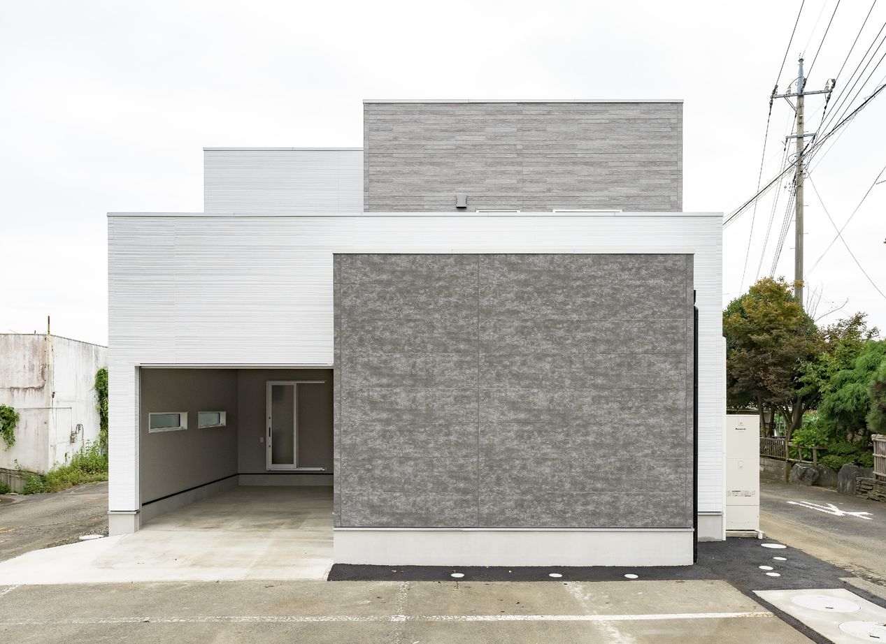 カシワ建設 キューブスタイルの外観がおしゃれなインナーガレージのある家の建築実例画像1