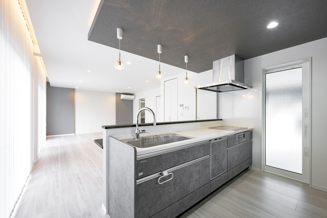 カシワ建設 キューブスタイルの外観がおしゃれなインナーガレージのある家の建築実例画像2