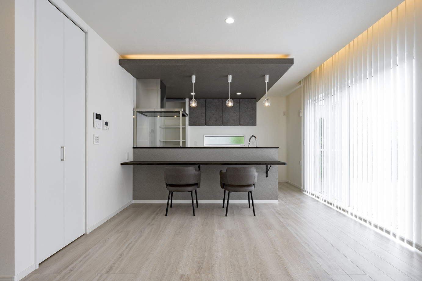 カシワ建設 キューブスタイルの外観がおしゃれなインナーガレージのある家の建築実例画像3