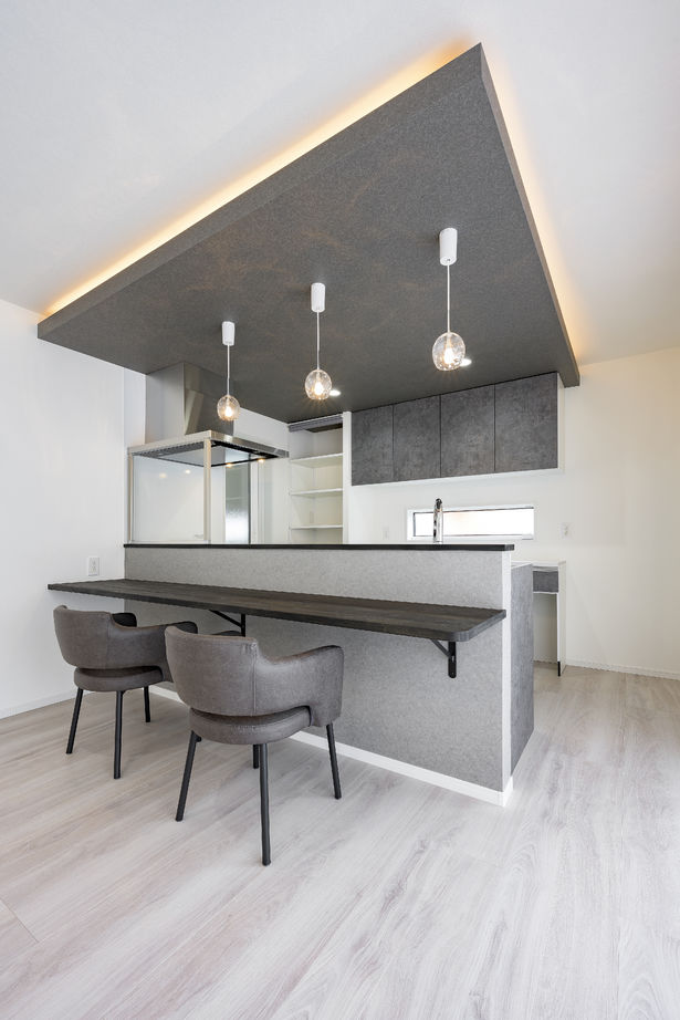 カシワ建設 キューブスタイルの外観がおしゃれなインナーガレージのある家の建築実例画像4