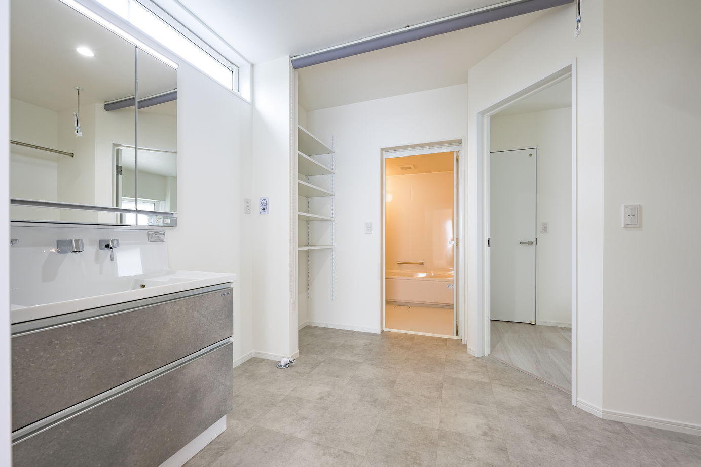 カシワ建設 キューブスタイルの外観がおしゃれなインナーガレージのある家の建築実例画像6