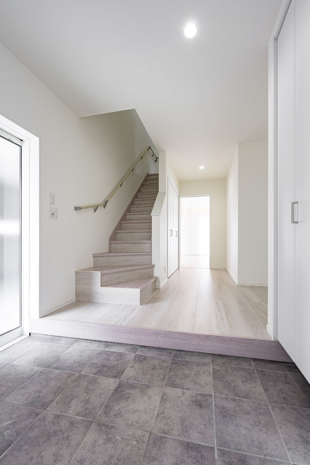 カシワ建設 キューブスタイルの外観がおしゃれなインナーガレージのある家の建築実例画像7