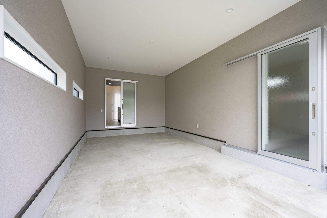 カシワ建設 キューブスタイルの外観がおしゃれなインナーガレージのある家の建築実例画像8