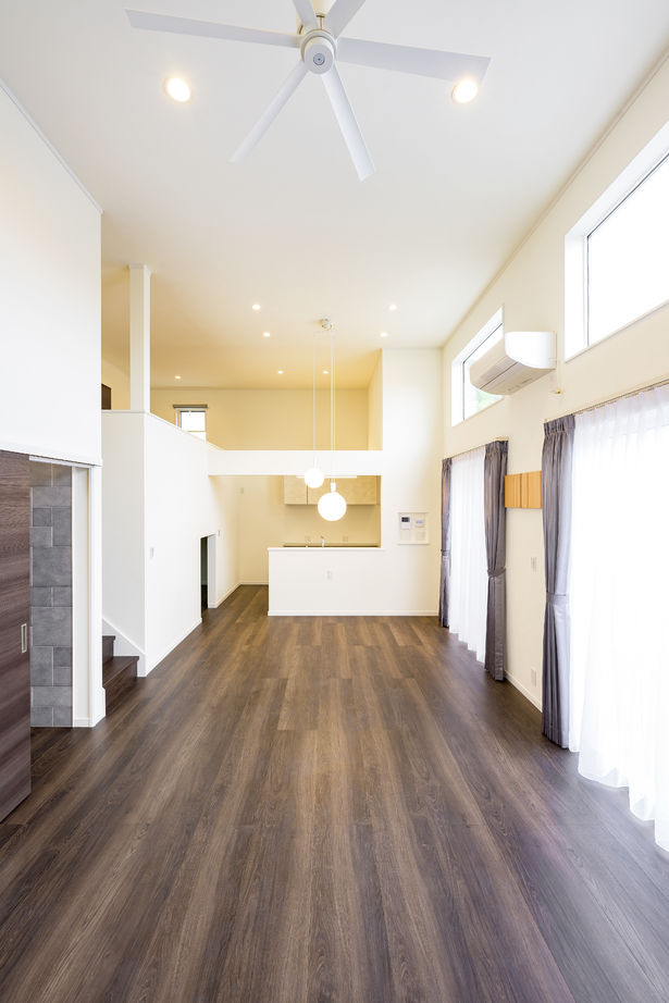 カシワ建設 吹き抜けが開放的　スキップフロアのあるホテルライクな住まいの建築実例画像2