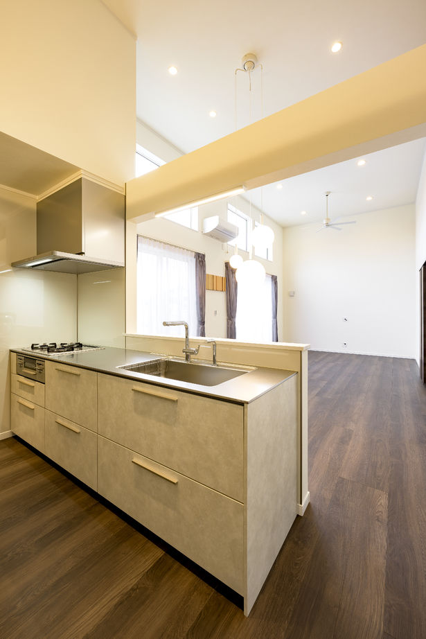 カシワ建設 吹き抜けが開放的　スキップフロアのあるホテルライクな住まいの建築実例画像3