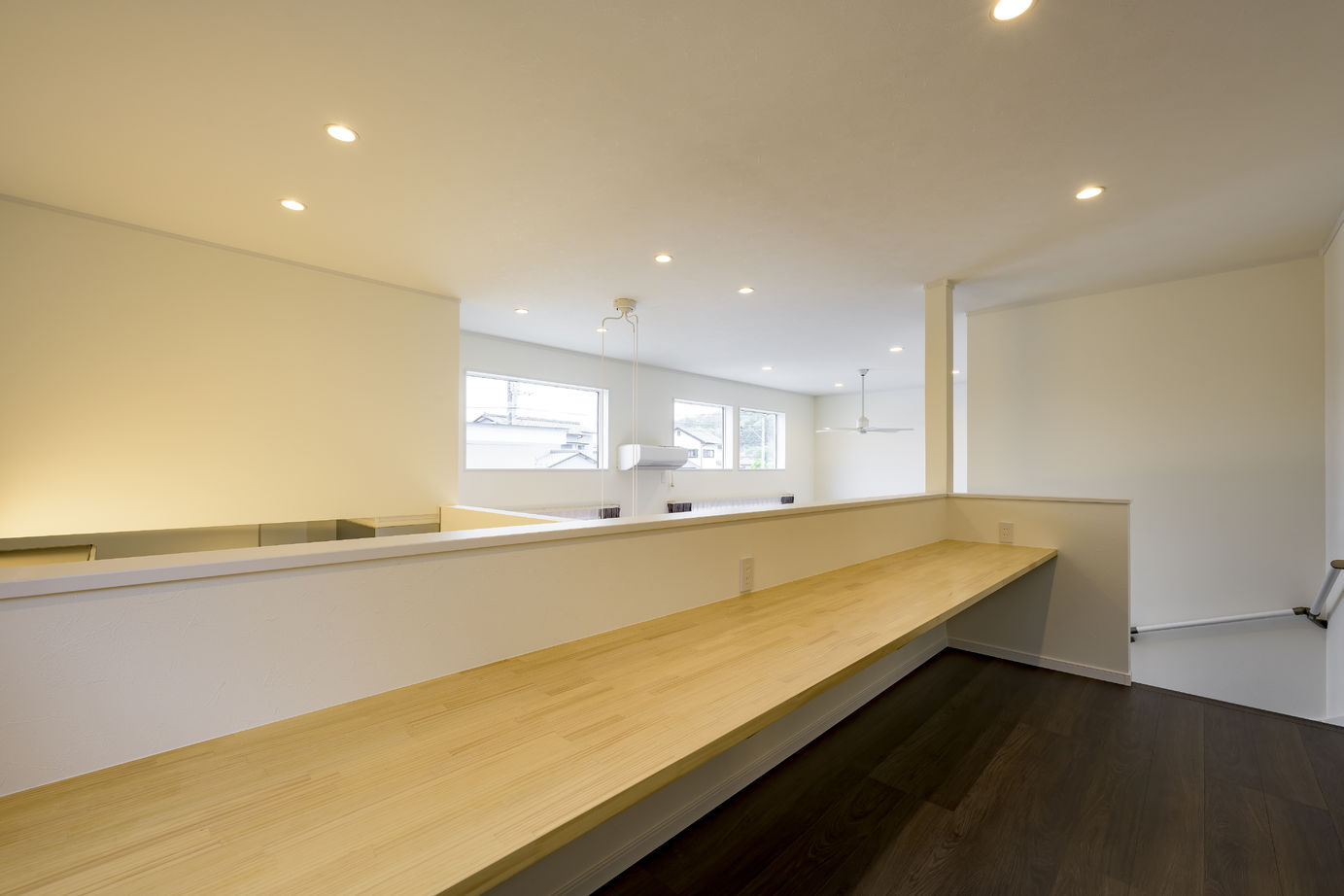 カシワ建設 吹き抜けが開放的　スキップフロアのあるホテルライクな住まいの建築実例画像4