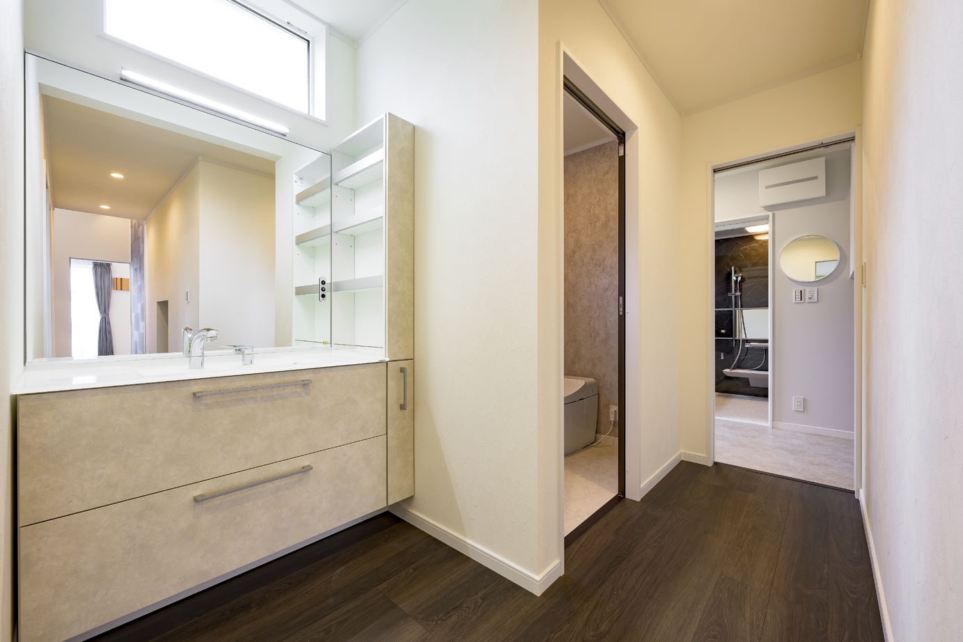 カシワ建設 吹き抜けが開放的　スキップフロアのあるホテルライクな住まいの建築実例画像5