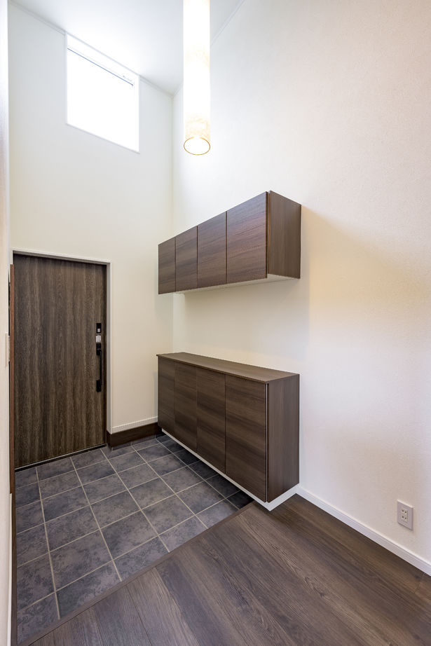 カシワ建設 吹き抜けが開放的　スキップフロアのあるホテルライクな住まいの建築実例画像7