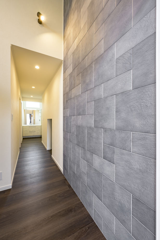 カシワ建設 吹き抜けが開放的　スキップフロアのあるホテルライクな住まいの建築実例画像8