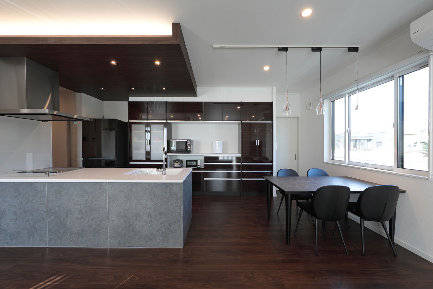 カシワ建設 お洒落なフラットスタイルキッチンを中心にラグジュアリーな雰囲気の家の建築実例画像1