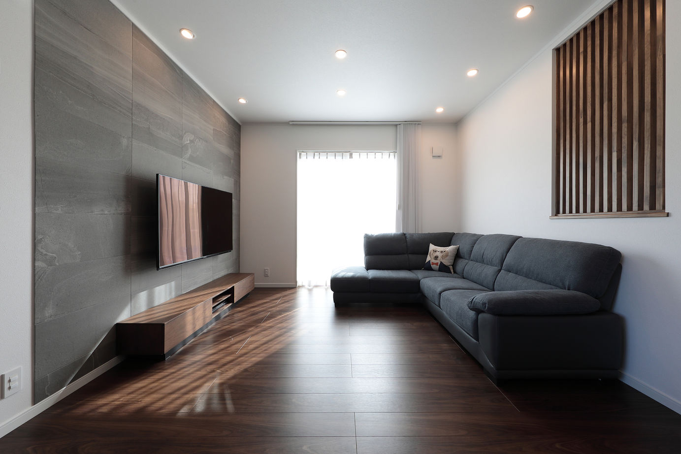 カシワ建設 お洒落なフラットスタイルキッチンを中心にラグジュアリーな雰囲気の家の建築実例画像2